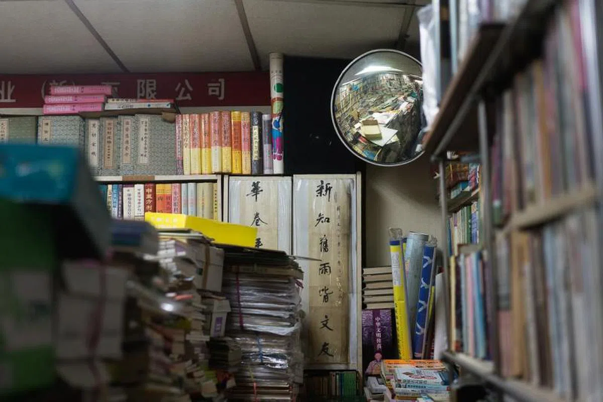 杨生的书，在店里堆叠成险峻山峰。（蔡家增摄）