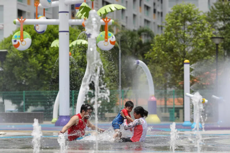 靠近组屋区的义顺东水上乐园。