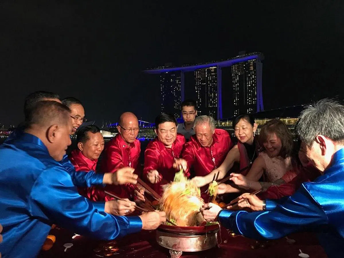  捞鱼生是新加坡独特的新年文化。（黄永宏面簿） 