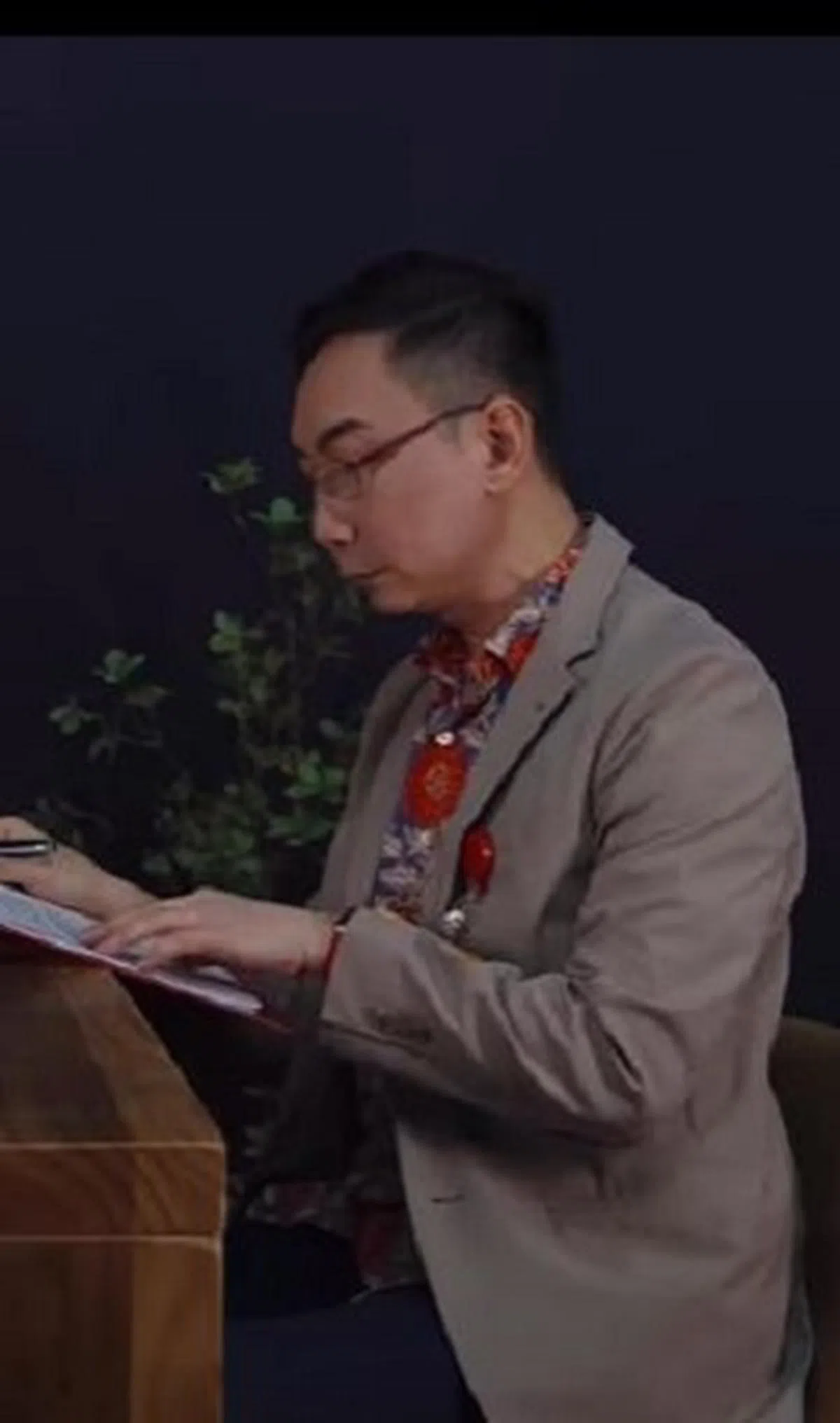 本地名嘴梁荣耀扮演面试官，对黄循财发出一系列“拷问”。（视频截图）