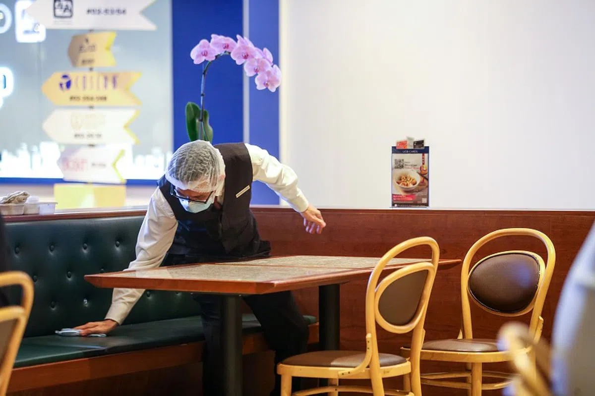 今年第一季的数据显示，销售、零售和营销的职务空缺年比增加56%。（联合早报）