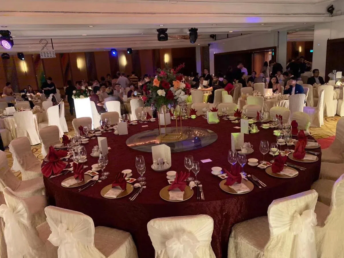  只有小部分的宾客准时抵达婚礼现场。（慈母舰） 