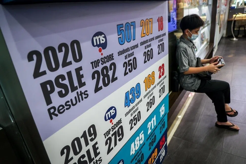 Mind Stretcher补习中心外的广告，凸显该中心的学生考获佳绩。