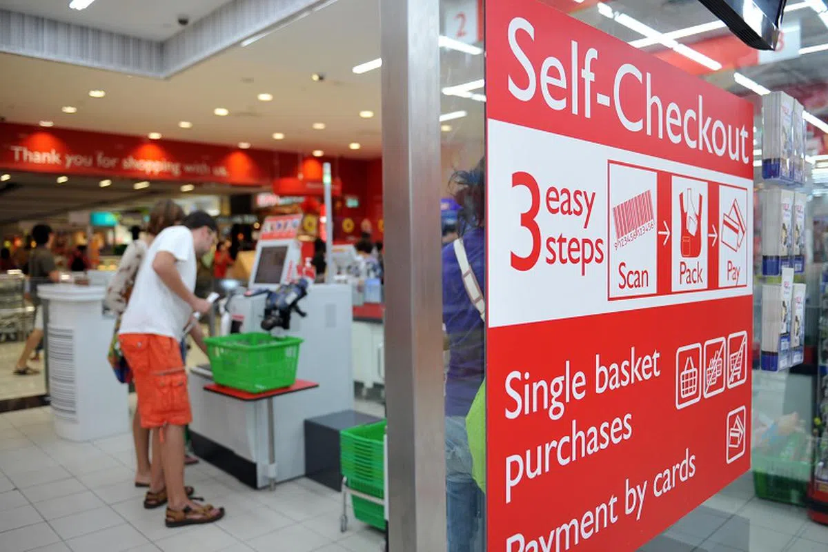 有公众说，一些顾客选择到自助柜台付款，却得完全依赖在自助服务区的超市员工帮忙。（海峡时报档案照片）