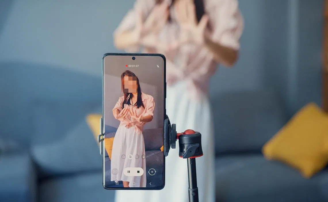 本地成年国人每日平均使用社媒平台的时间为两个半小时。（iStock）