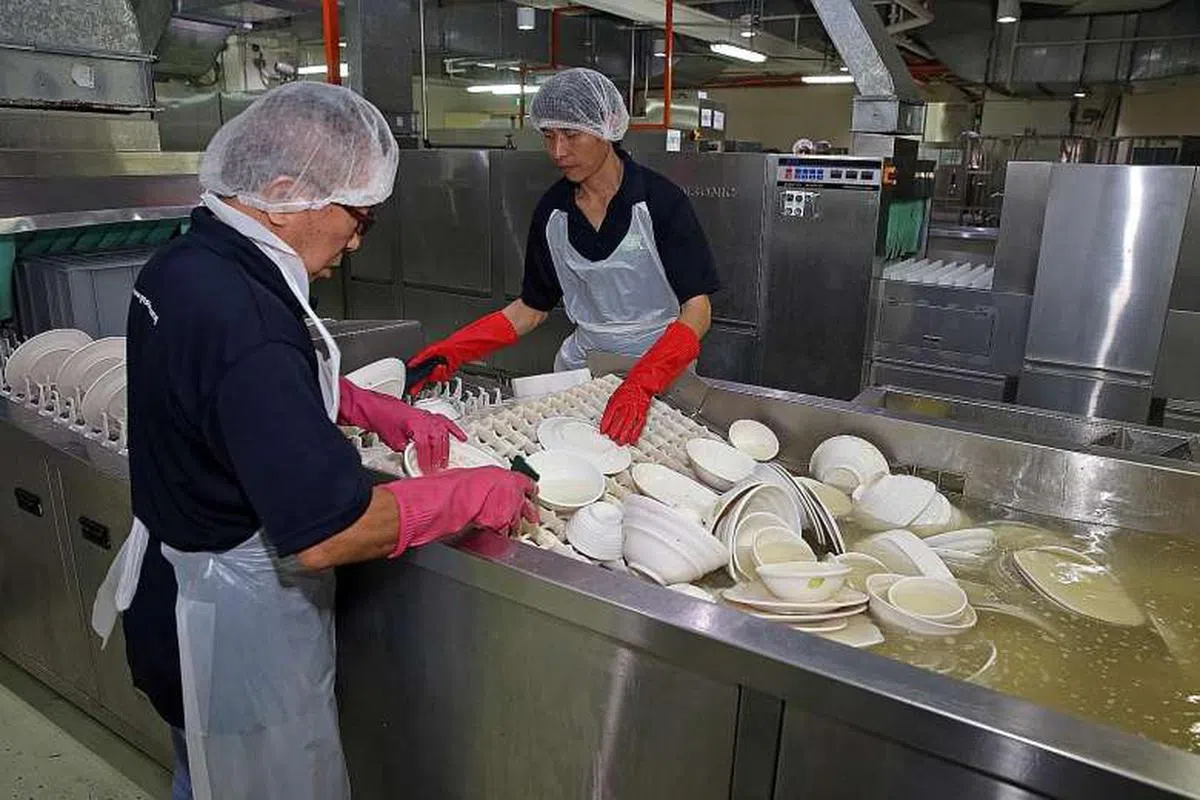  洗碗员工示意图。（海峡时报） 