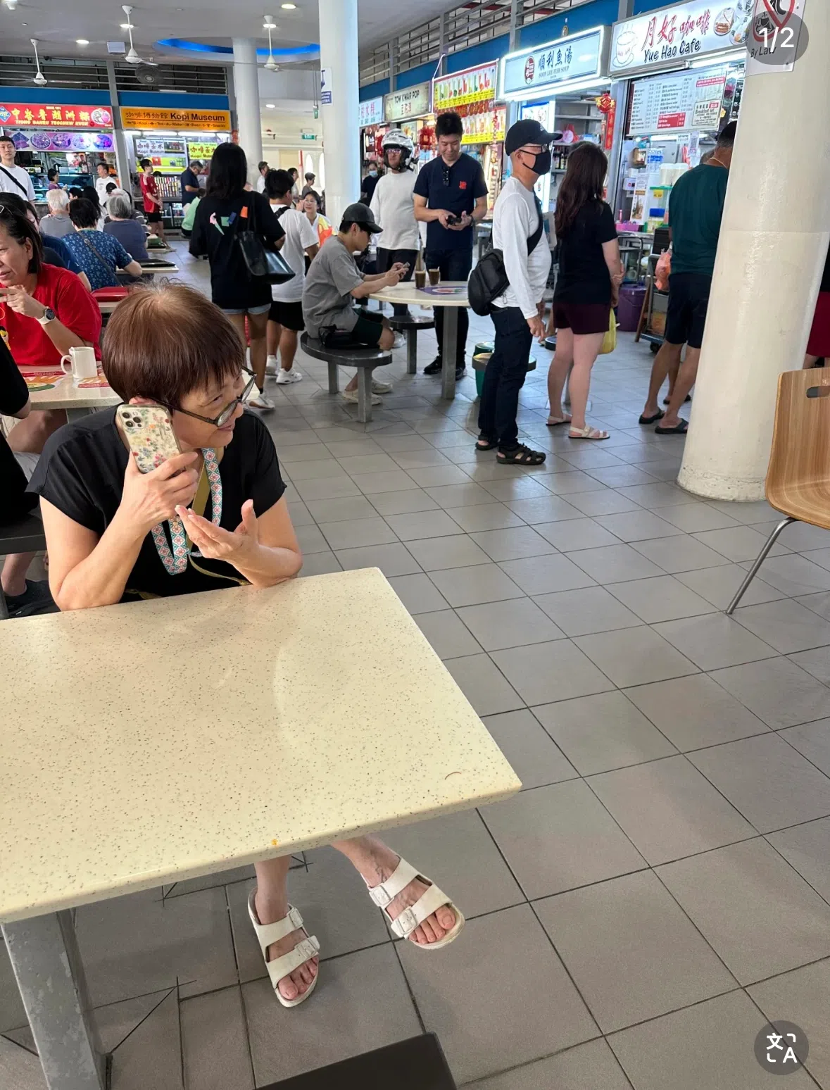 从远处看，你看得出低头玩手机的他是谁吗？