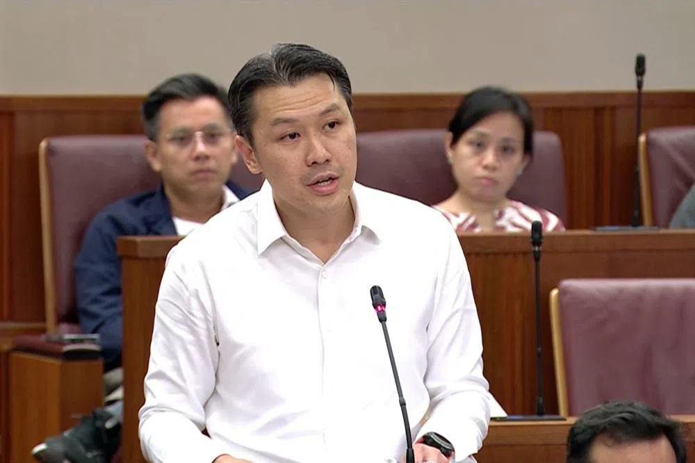 财政部兼人力部高级政务次长黄伟中。