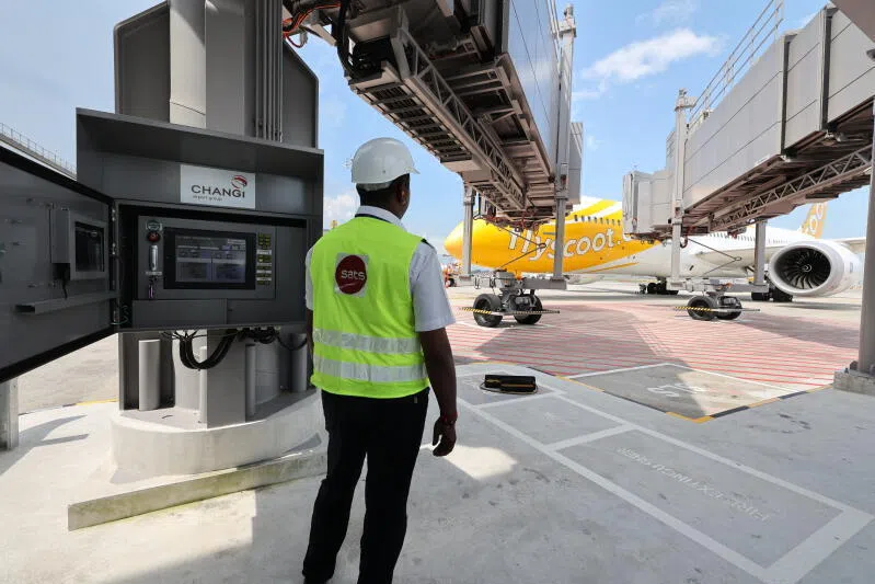 对一些低成本航班或短途航班，航空公司可能不选登机桥（图中），而选择使用远机位（remote stand），再通过巴士接送乘客登机，以节省费用。