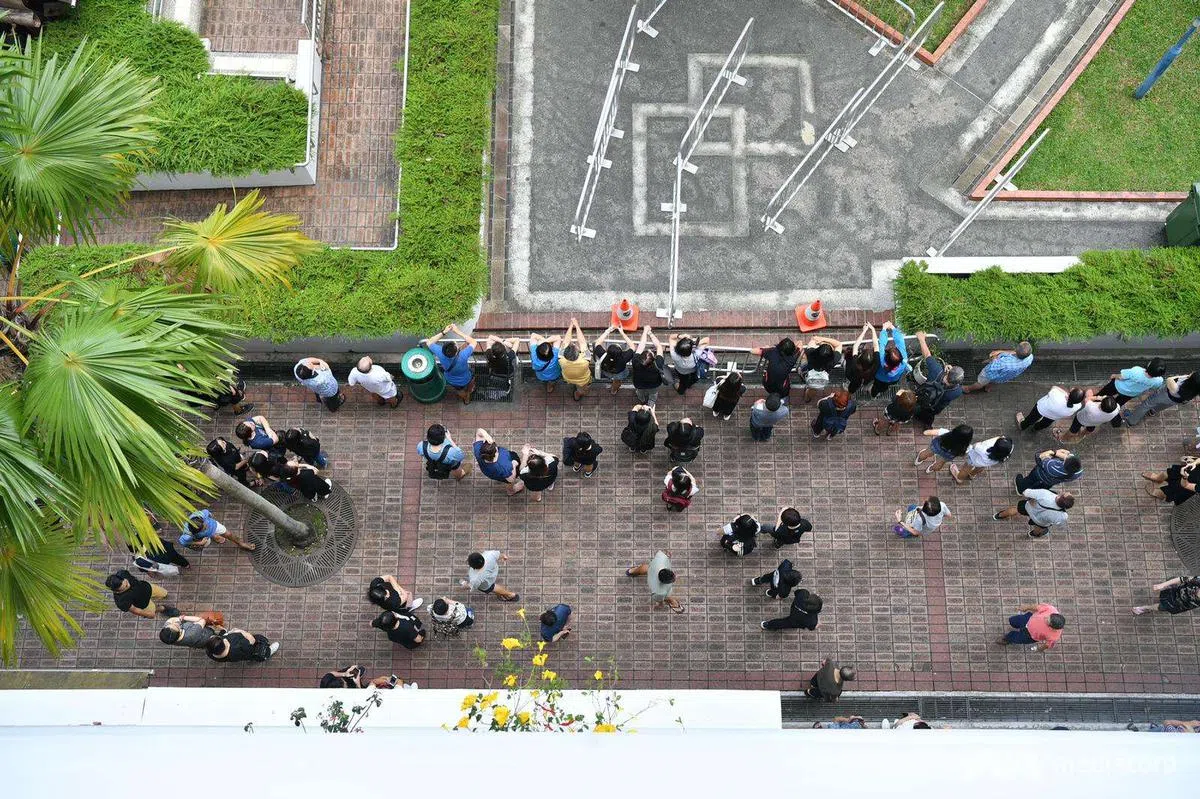  默默留在现场守候的粉丝。（亚洲新闻台） 
