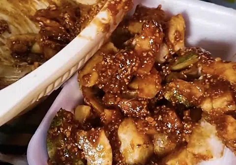 兄弟罗惹摊位的第二代老板陈文华：我爸爸将手艺传给我，还交代不可以传，我们哪里可以传？（视频截图）