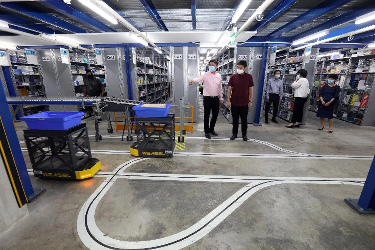  许多本地企业加快了数码化和自动化转型的步伐。（联合早报） 