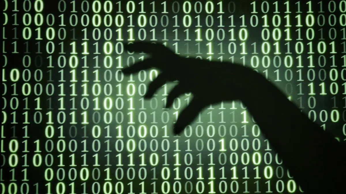 大人和小孩都要提防网上的魔爪。（海峡时报）