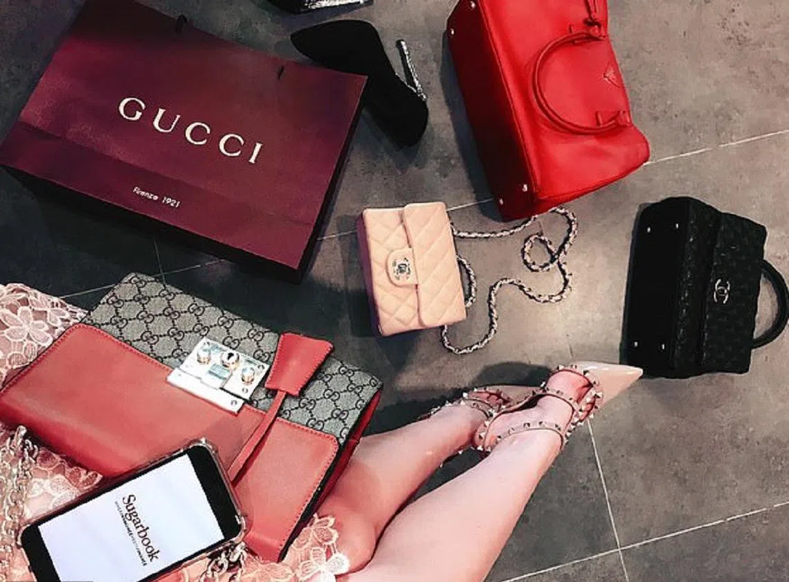 Sugarbook约会平台早前声称，自行动管制令2.0后，注册成为网站“甜心宝贝”的马国大专生用户量激增40%，警方接获来自一所高等学府的投报后，立即开档展开调查。（英国每日邮报）