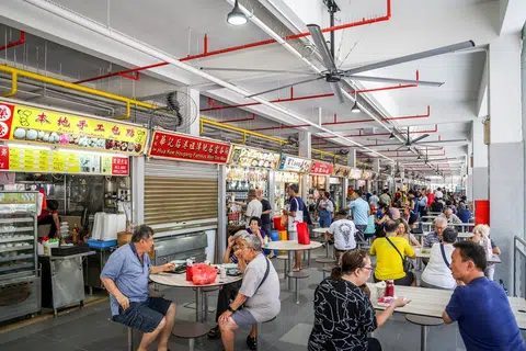 食客踏进本地任何一家小贩中心，目光势必被琳琅满目的招牌吸引。