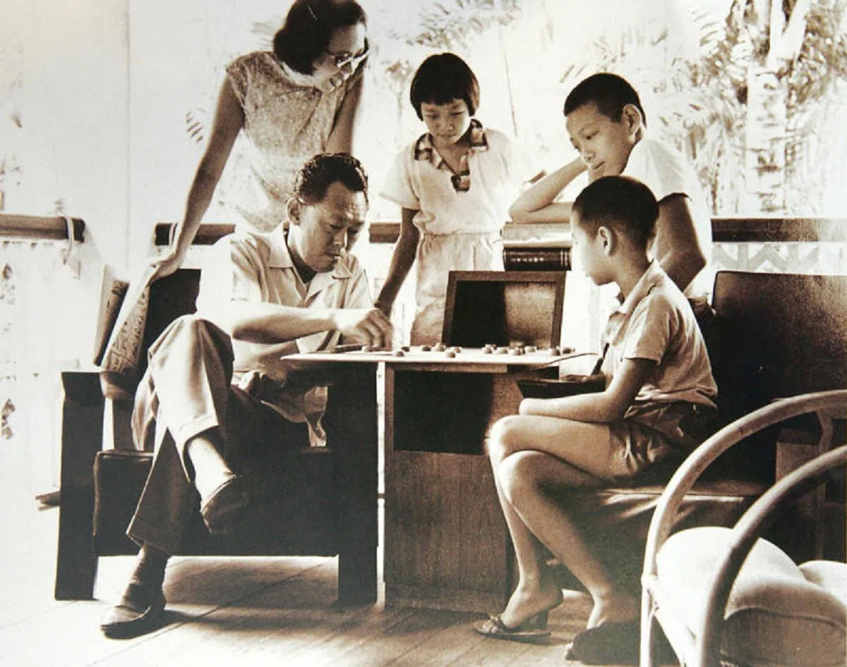 李玮玲（中）幼时一家五口的合照，左一为父亲李光耀，左二是母亲柯玉芝。（每日新闻）