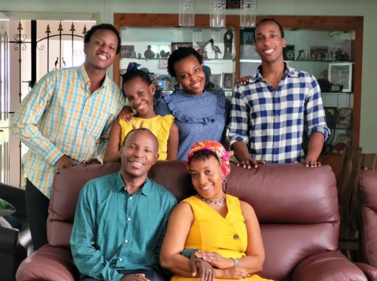 翰尼尔（左一）和哈特利（右一）与家人合照。（国锋报）