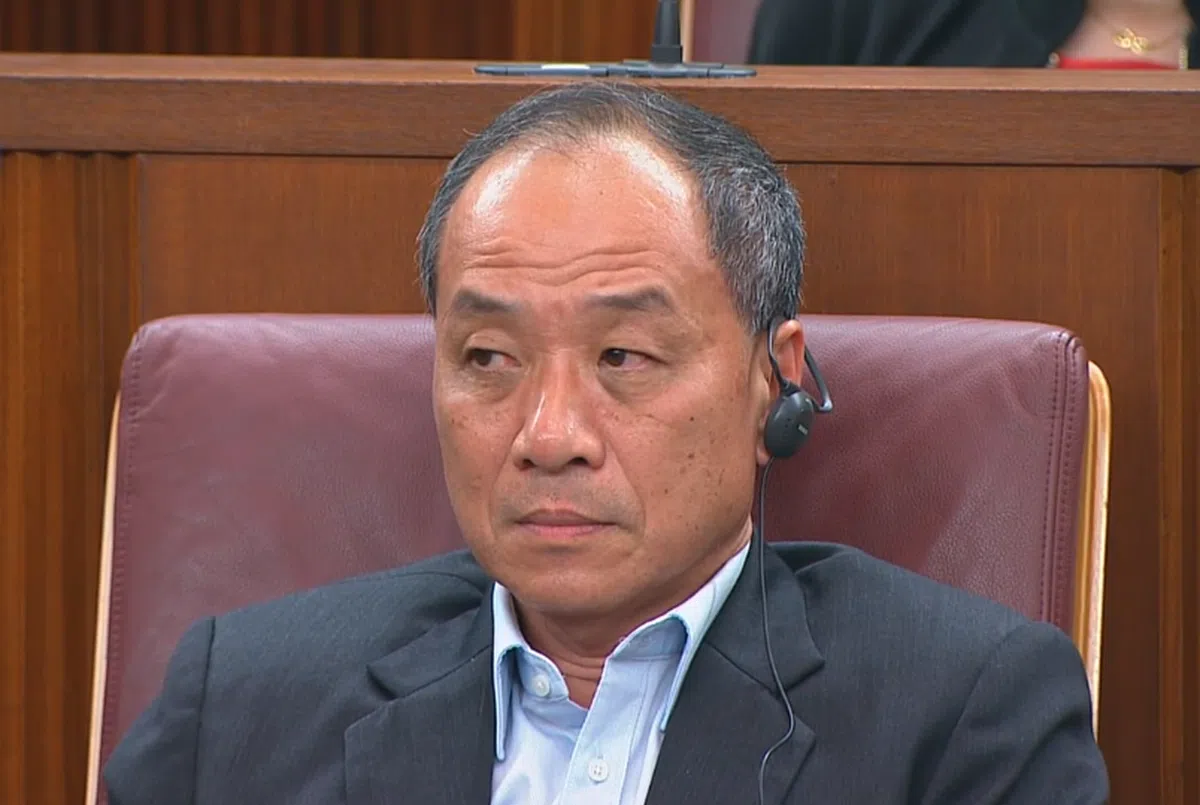  刘程强在听陈振声用华语答谢他时，一直保持一脸严肃。（国会视频截图） 