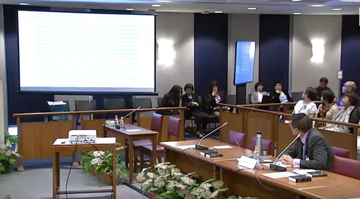  尚穆根大量引用陈平、方壮璧和余柱业等前马来亚共产党人士书写的出版物资料，以证明马共势力当时已经渗入新加坡，覃炳鑫多次需转头去看投放在大屏幕上的资料。（Gov.sg） 