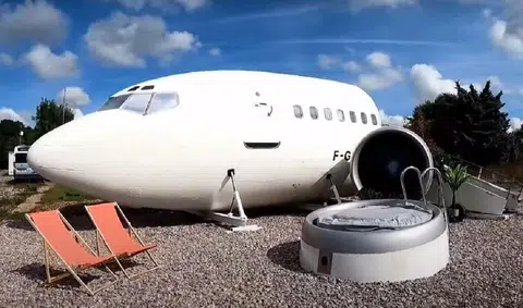 位于英国温彻斯特的“飞”一般民宿。（视频截图）