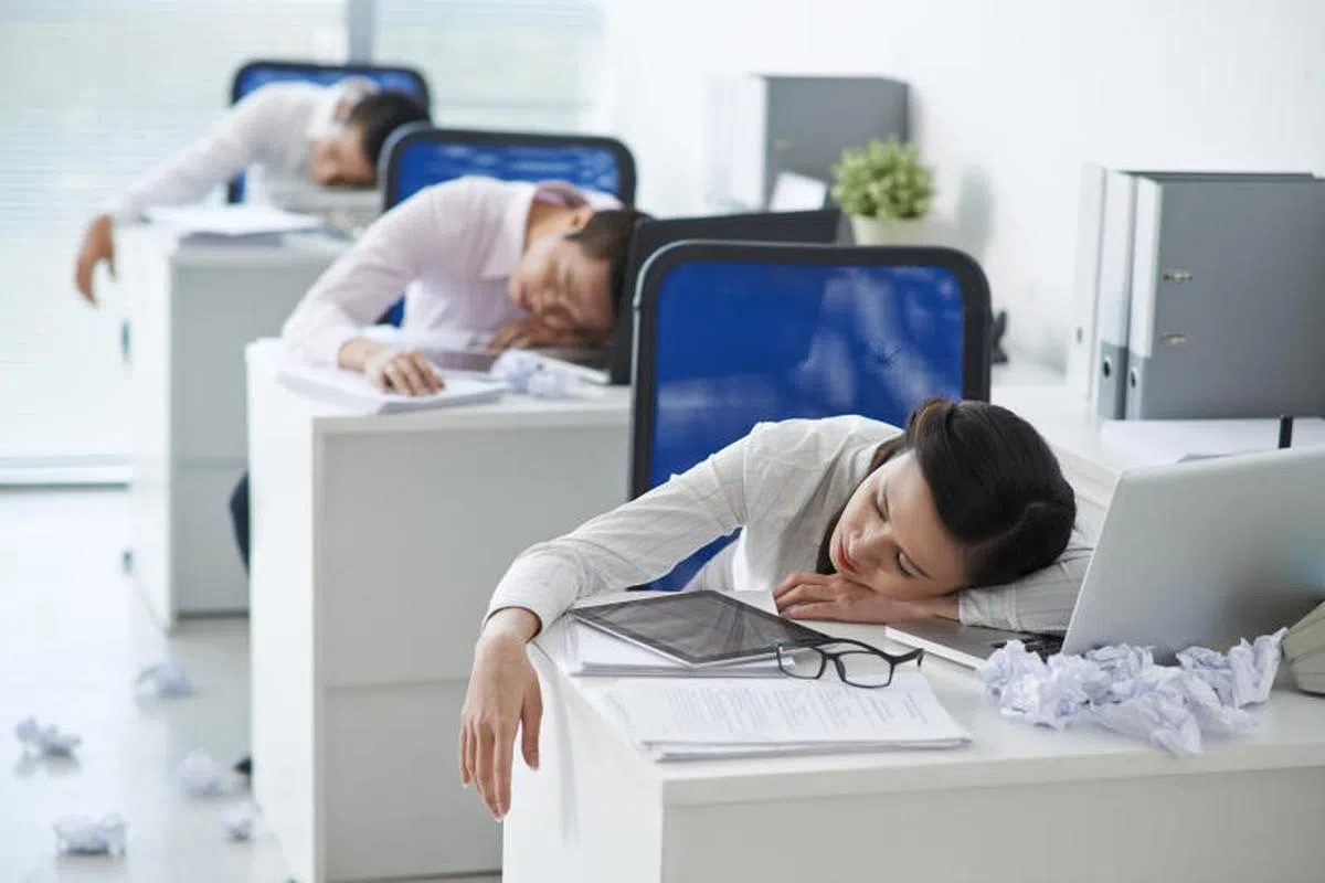 在办公室午睡的员工。（iStock）