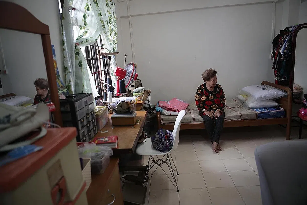  梁女士看着干净整洁的家，感到很高兴。（海峡时报） 
