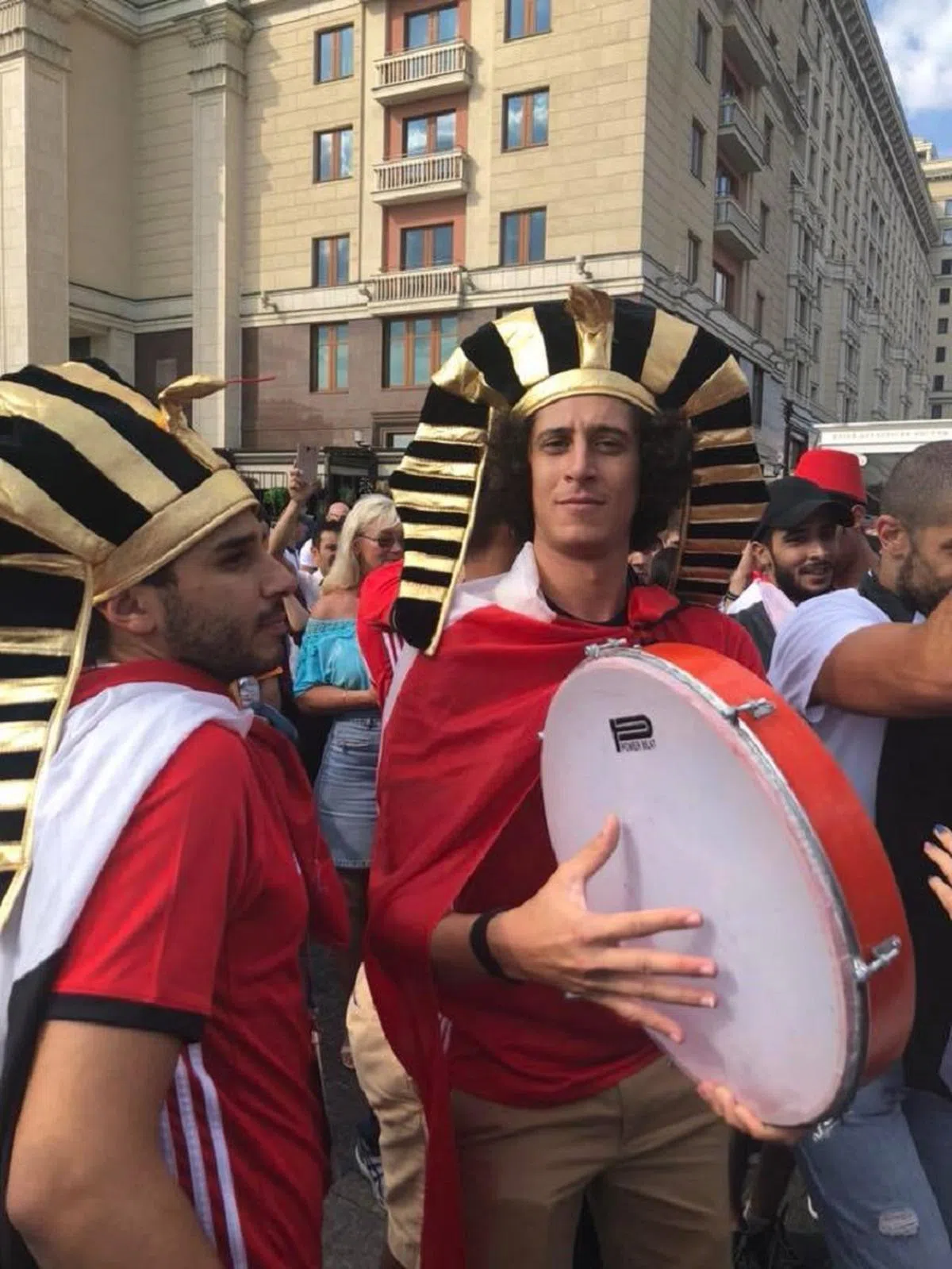  在红肠上载歌载舞的人们。（卢丽珊摄） 