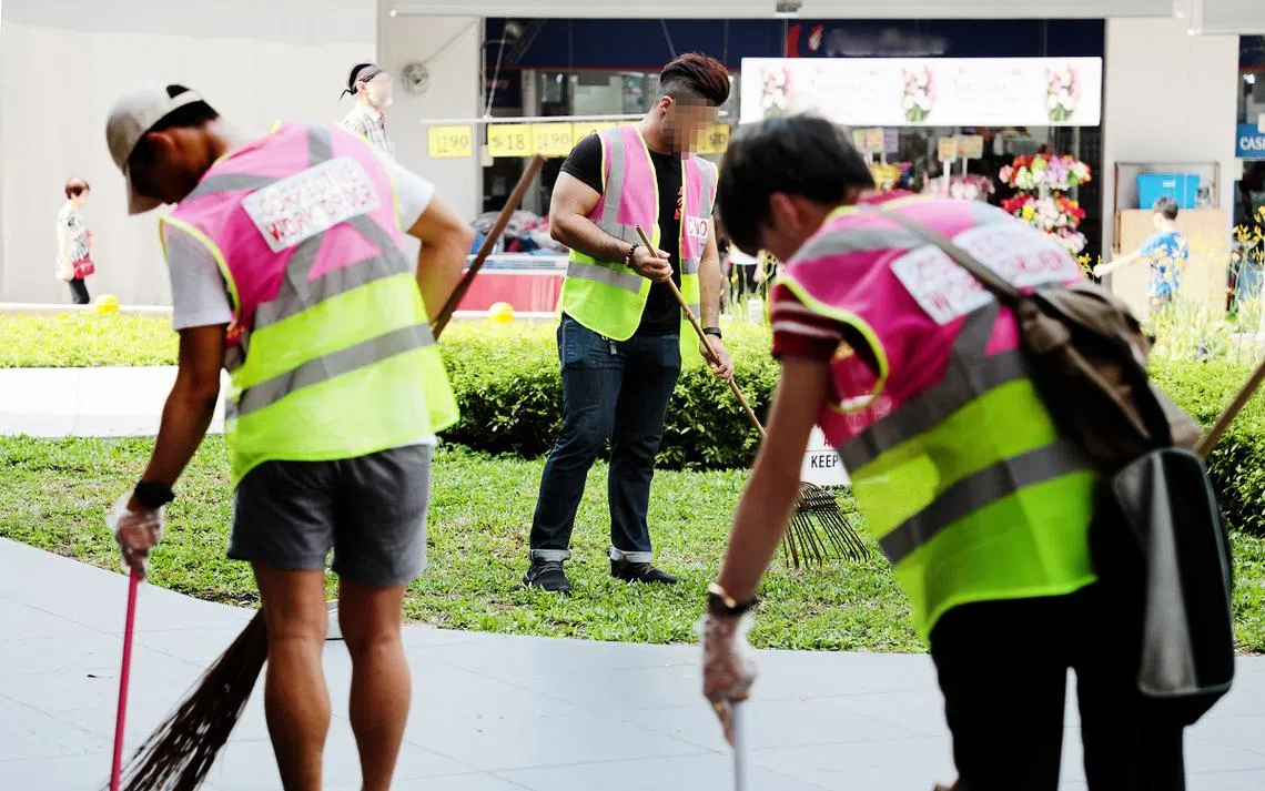 2022年，环境局把垃圾虫进行劳改时身穿的背心改造一番，颜色变成了更鲜艳“抢眼”的荧光粉和荧光黄，并安排肇事者到繁忙的市区劳改。（环境局提供）