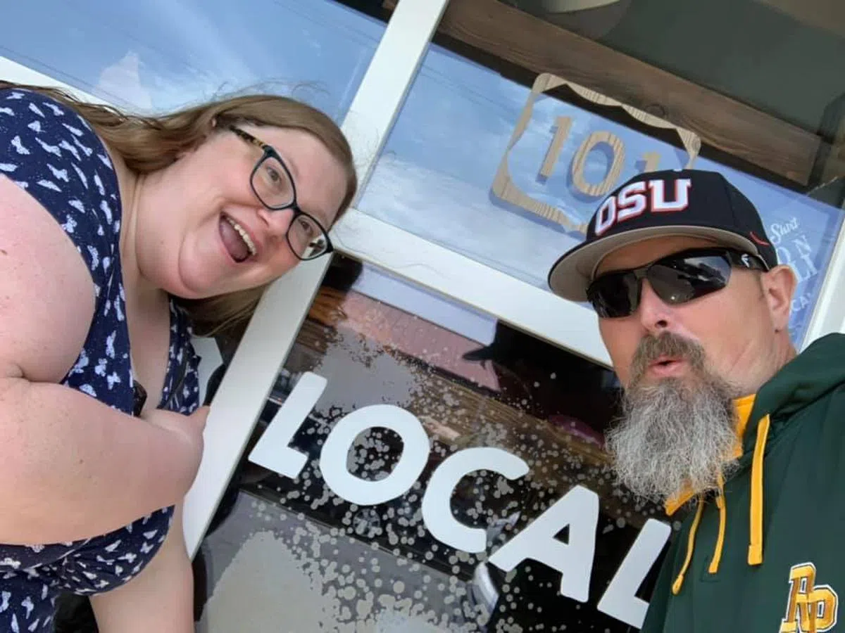  戴夫与蒂娜在店铺外的合照。（面簿） 