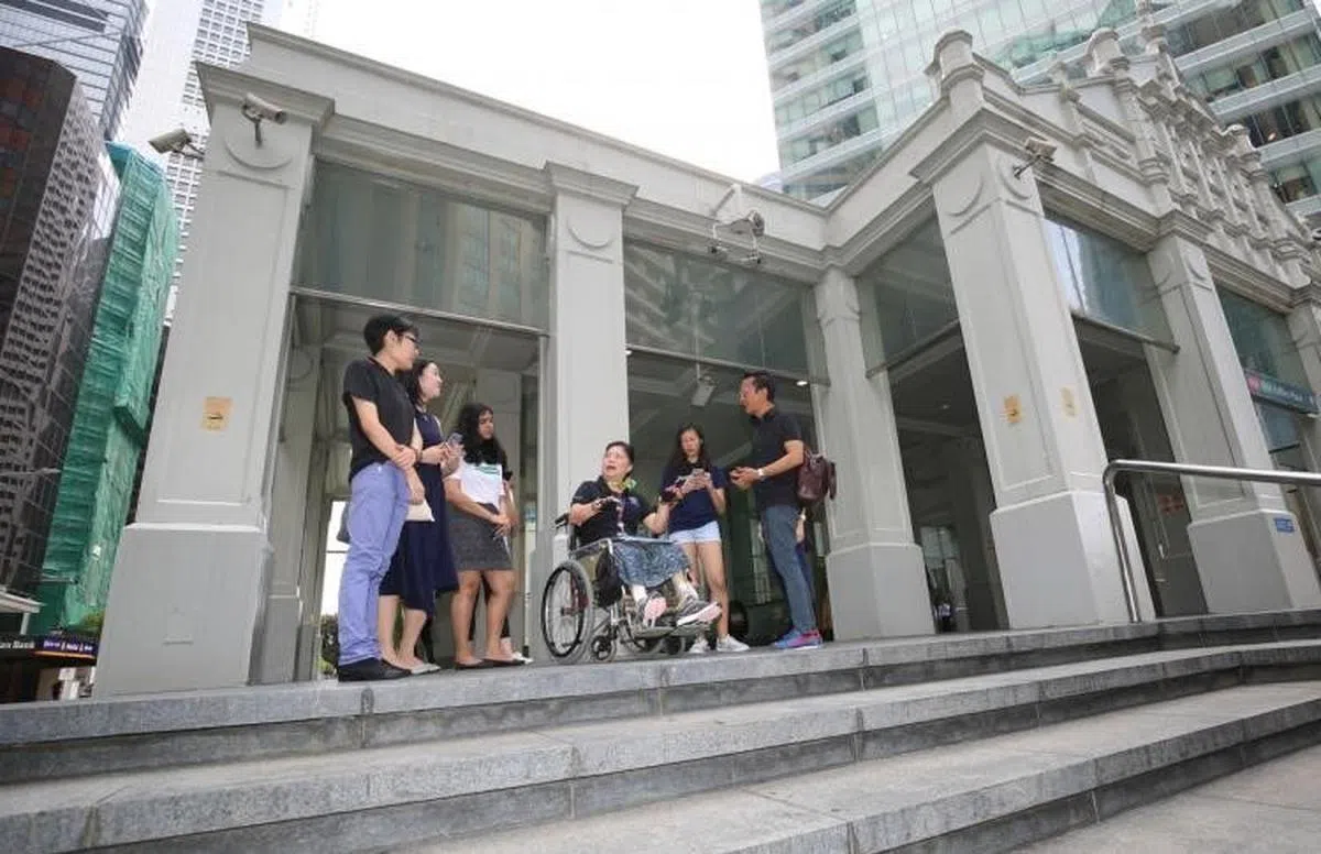  残疾人士协会、BNP Paribas Securities Services和新加坡理工学院曾联办活动，在轮椅使用者许美英的陪同下了解行动不便者和残障者往来中央商业区时，有哪些路线是较为通行无阻的，哪些地方需要改善。（联合早报） 