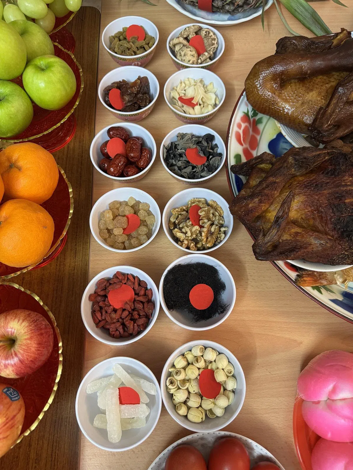 十二菜碗。（蒋谷摄）