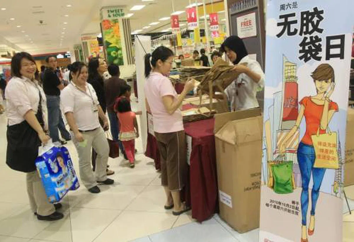  马来西亚马六甲的超市曾在2010年就推行每周一次的“无塑料袋日”。（星洲日报） 