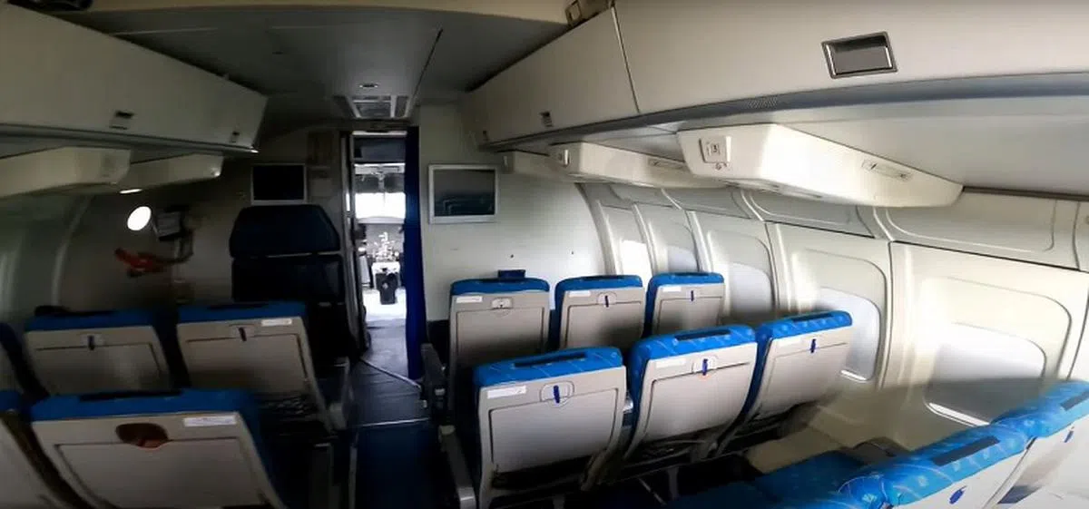 大部分座椅都被拆除。（视频截图）