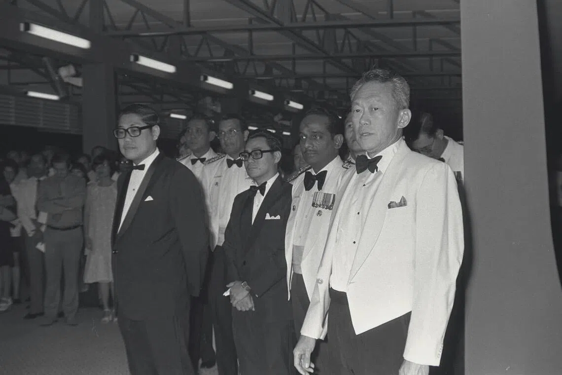 建国总理李光耀（右一）1977年为旧警察学院为内资180万新元建成的奥林匹克游泳池举行开幕仪式。