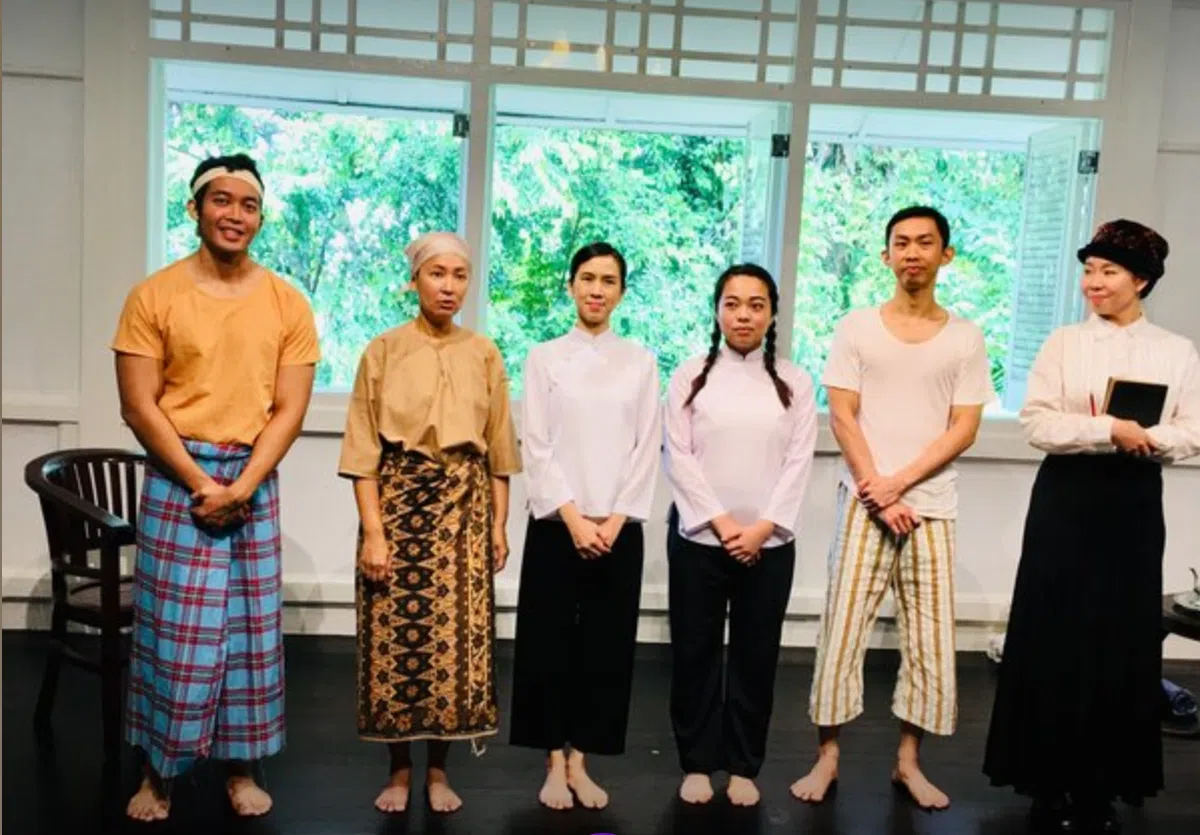  演员在黑白洋房里装扮成厨师、看家的妈姐、园丁和家庭教师。（互联网） 