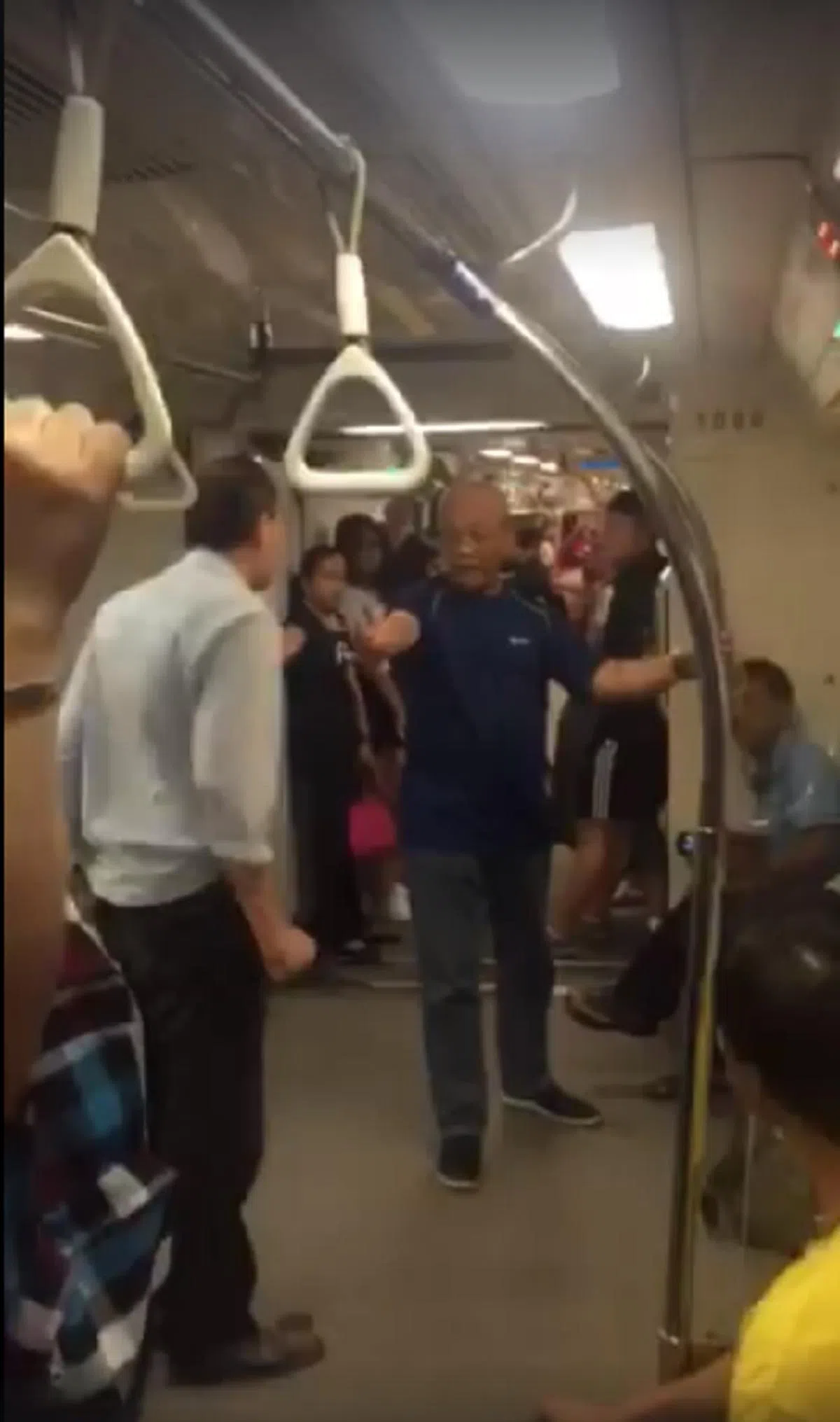  一直站在两人中间充当和事佬的新加坡大叔。（视频截图） 