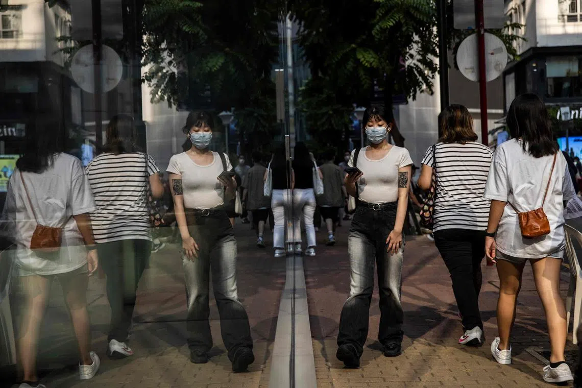 据港媒报道，香港特首李家超预料会在明天的施政报告中，提出一项让外地顶尖大学毕业生可在香港逗留18个月找工作的新政策。（法新社）