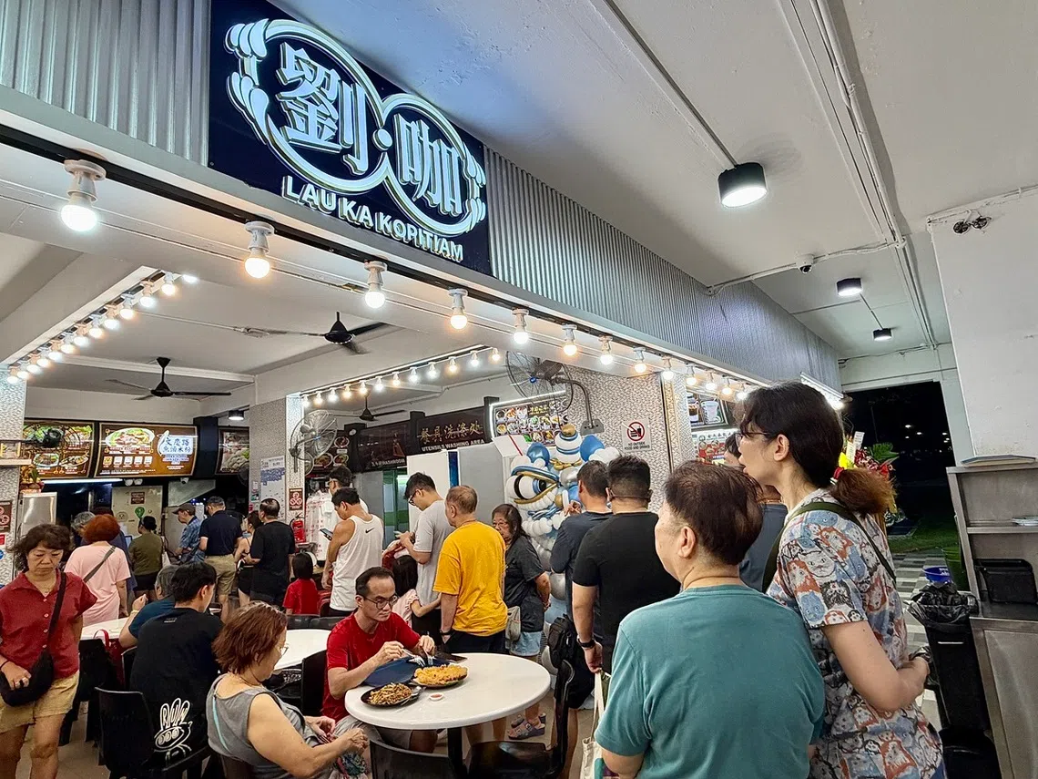 刘温川接手咖啡店后，将其改名“刘咖”，除了嵌入自己的姓氏，也是方言“楼下”的谐音。