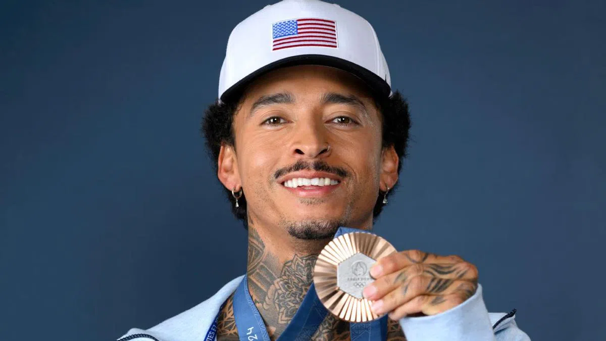尼贾·休斯顿发文抱怨他的铜牌已开始褪色。（ESPN）