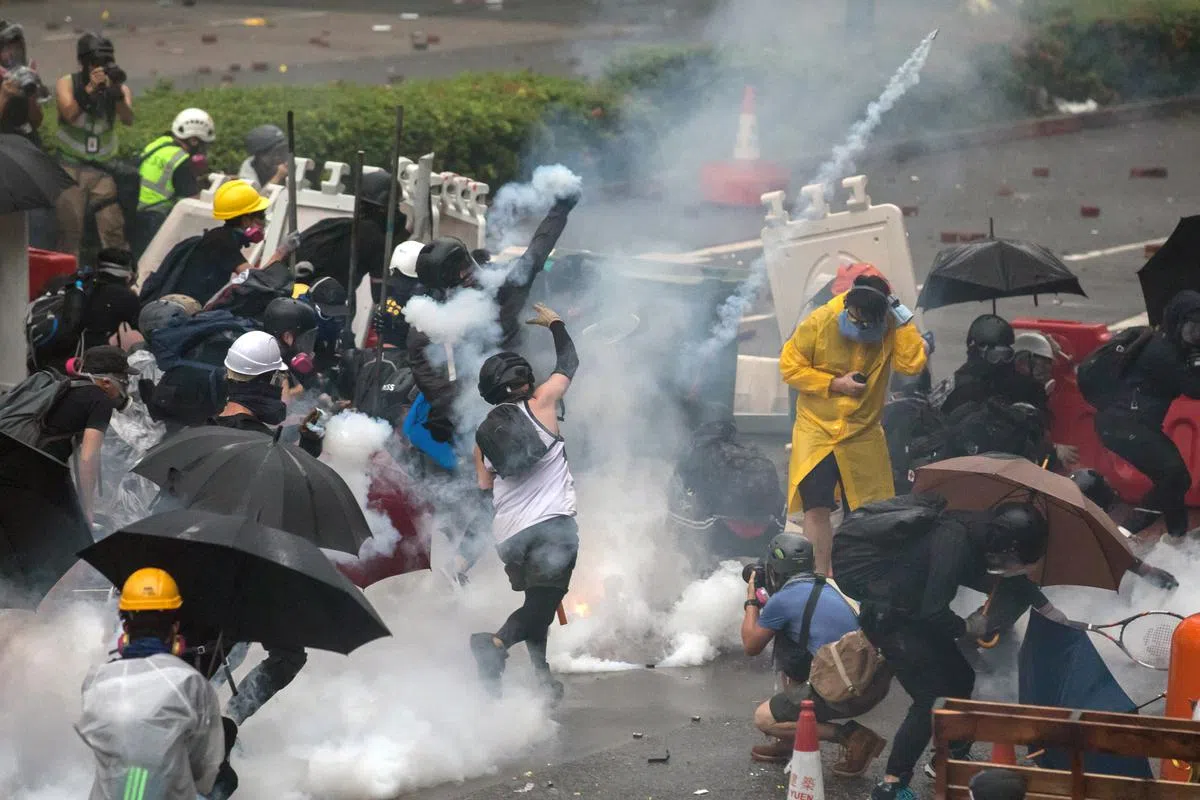  示威活动多次演变成警民的暴力冲突。（彭博社） 