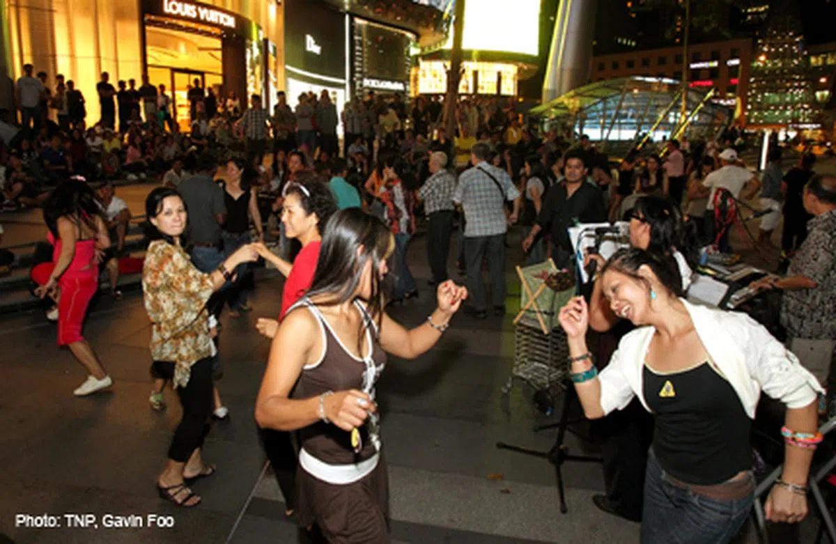  2011年，外国帮佣又回归他们升级后的“Gulong Park”，在街头唱歌跳舞开起派对。 