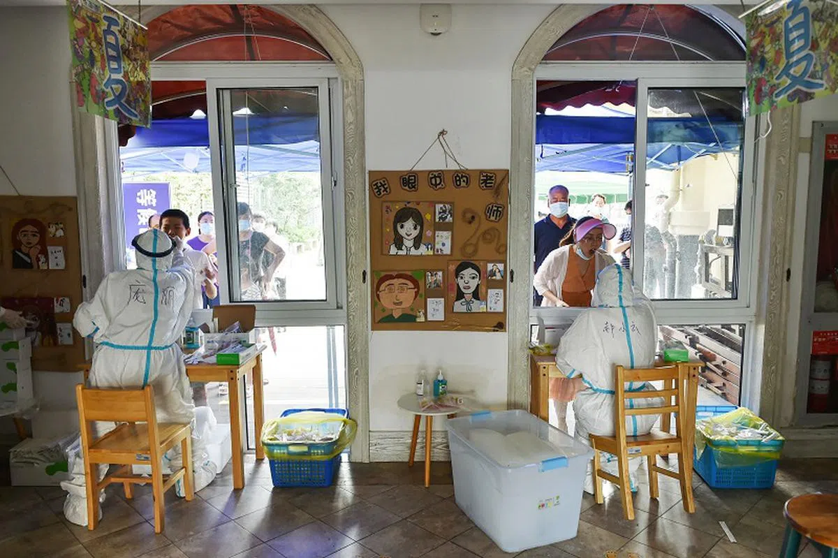  中国最近也给Delta病毒搞到团团转。图为南京收紧防疫措施后，民众排队进行冠病检测。（法新社） 