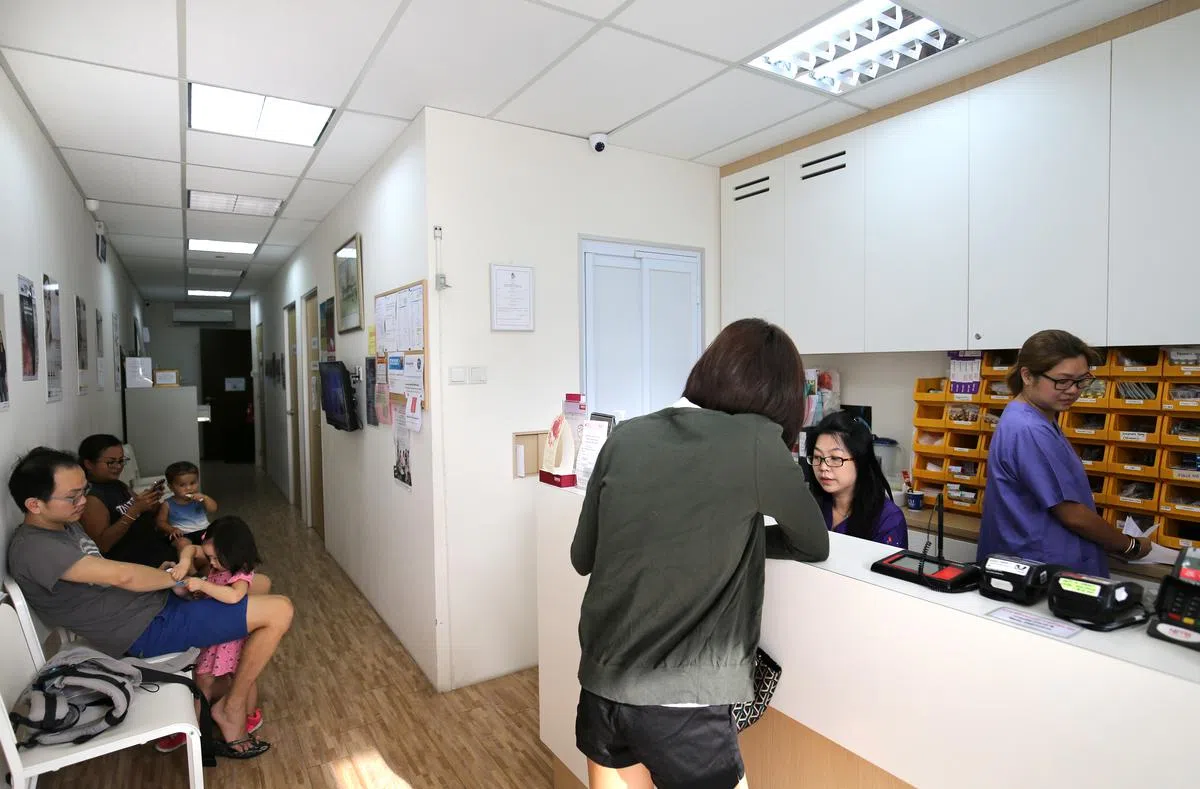  在社保援助计划下，低收入国人在私人诊所就诊能获得津贴。（联合早报） 