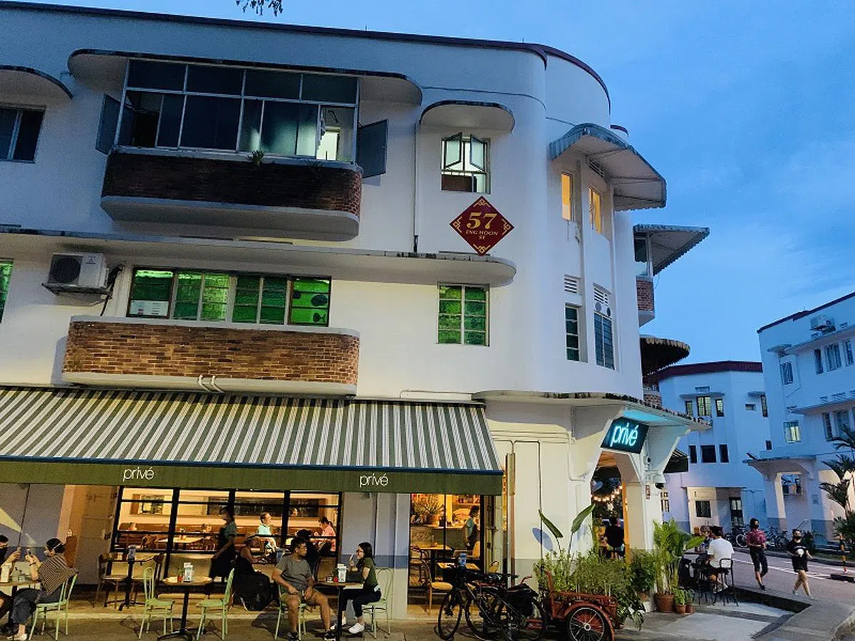 中峇鲁一带的店屋都变成一间间有特色的商铺和餐馆，吸引了很多年轻人前去，为这个新加坡最老的住宅区注入新活力。（联合早报）
