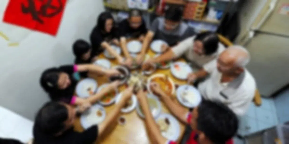  马来西亚行动管制令上周出台的“庆祝农历新年”标准作业程序（SOP）新规定，只允许住在同一屋檐下的家人吃团圆饭，引起华社反弹。（东方日报） 