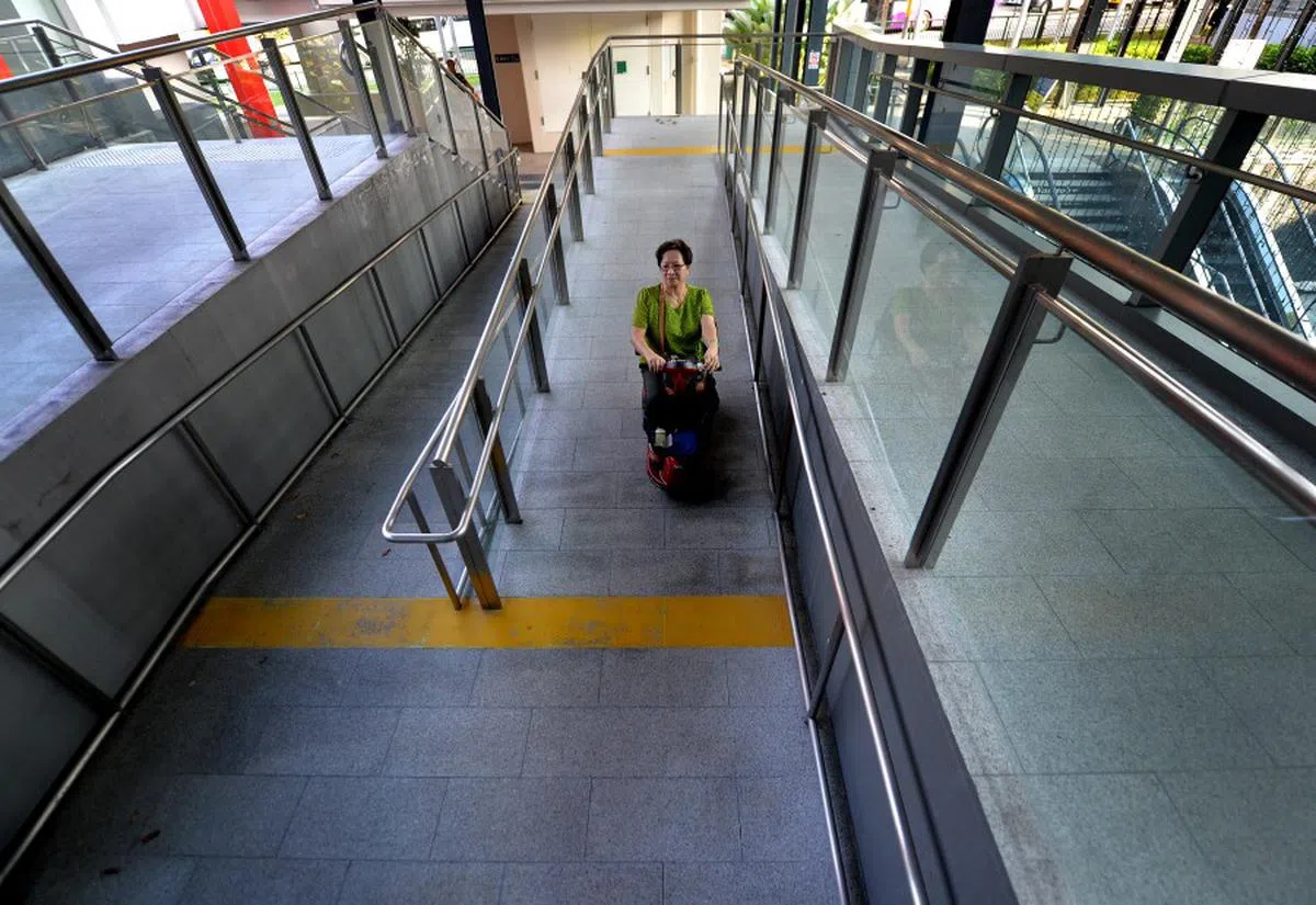 今天的地铁站，都设有坡道和电梯等无障碍设施。（新报）