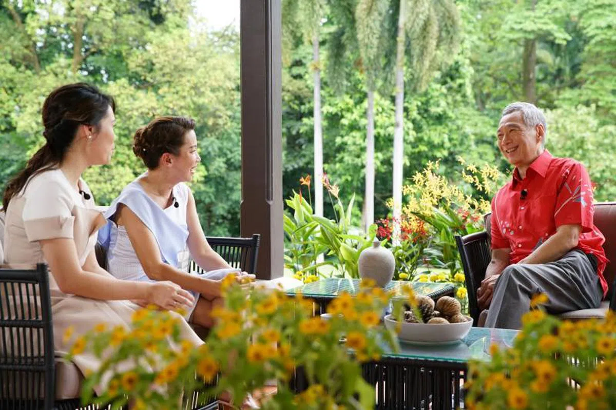  李显龙总理（右）日前接受新传媒主持人钟琴（左二）和蓝丽婷（左一）的专访，回答与社交媒体、假信息和智慧国等课题的提问。（通讯及新闻部提供） 