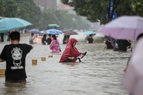 中国河南省近日降下特大暴雨。（法新社）