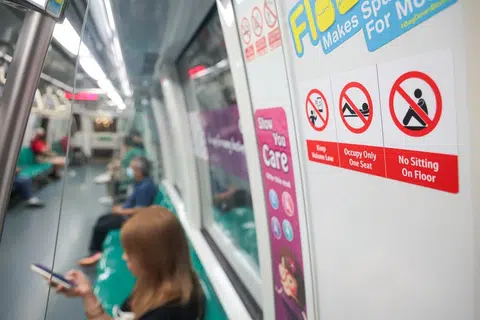 陆路交通管理局自去年12月在地铁和巴士张贴新标志，鼓励乘客举止文明。