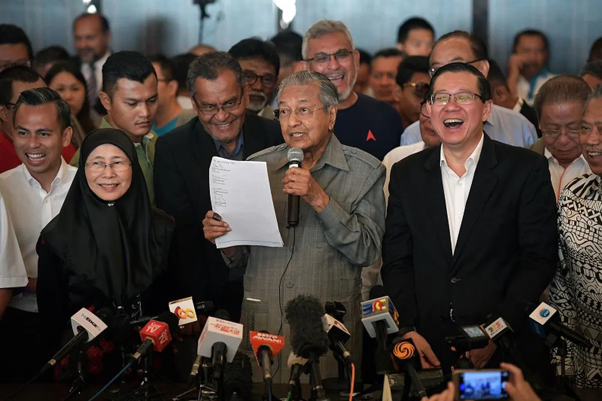  马来西亚新首相及希望联盟总主席马哈迪在召开第一个记者会时曾明确指出，他将检讨前任政府参与的所有项目，包括中资项目东海岸铁路计划。（海峡时报） 